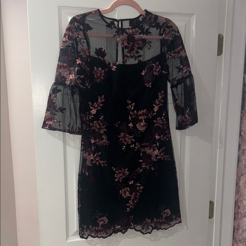 White House Black Market Dress SIZE 0 black and floral